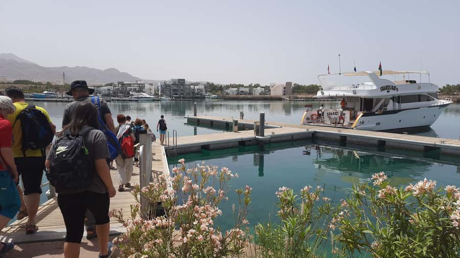 Aqaba: Red Sea Snorkeling Boat Trip with Buffet Lunch - Service and Safety on the Boat: What to Expect From the Team
