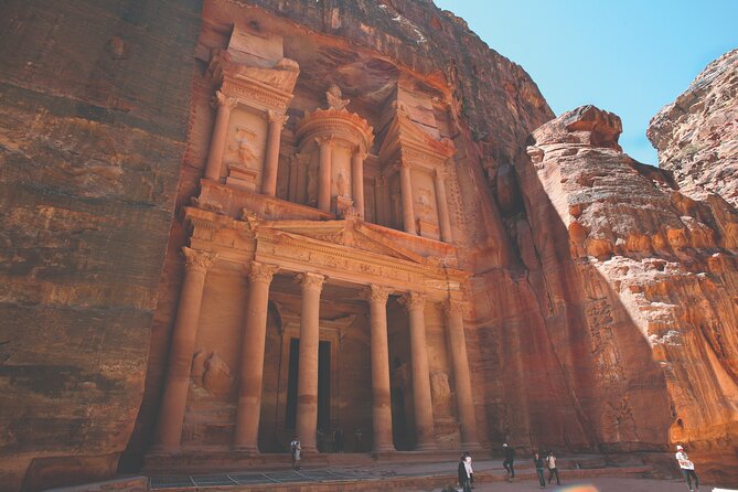 From Aqaba a Day Excursion to Petra - Entering Petra through the Siq: where the best moments begin