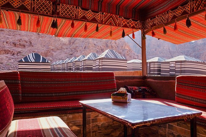 Half day Jeep Tour in Wadi Rum incl. water and Bedouin tea - How the guide and small group shape the experience