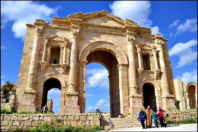 Jerash, Ajloun, and Umm Quais Full-Day Tour - Jerash Roman city: colonnades, the Nymphaeum, and the Temple of Artemis