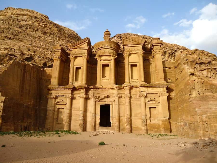 Petra & Wadi Rum: Full Day Private Tour with Hotel Pickup - Lunch, photo stops, and how to pace yourself for a 14-hour day