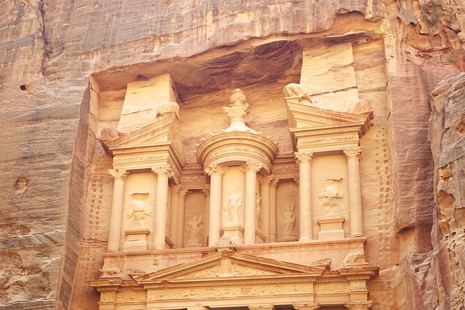 Private Petra Back Entrance Tour with Guide . - Downhill into the market: 850 steps to the Colonnaded Street