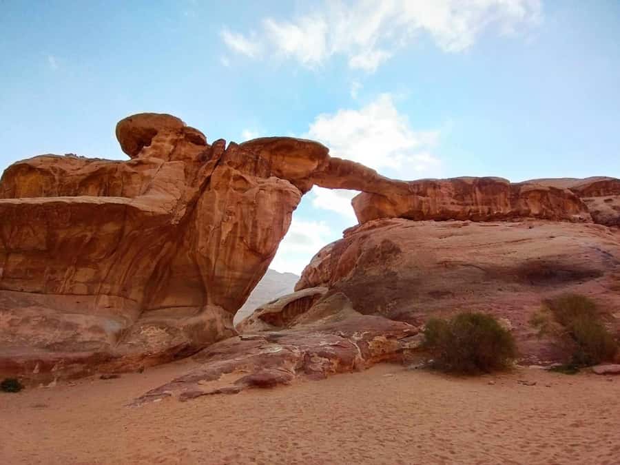 WADI RUM: ALL DAY JEEP TOUR with overnight and full meals - Rock formations and movie-set angles: the middle of the day